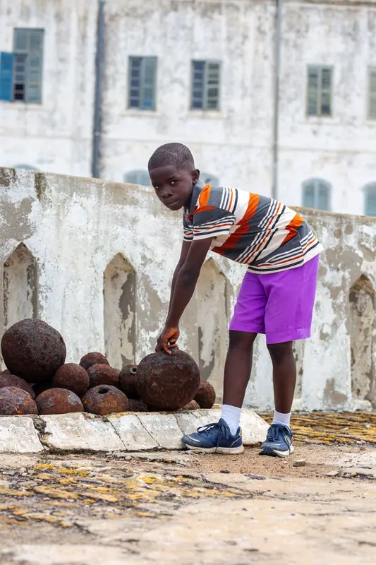 A pupil looking at the stacked cannonballs at the castle