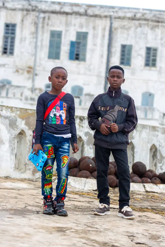 Two pupils at the castle wall with the cannonballs