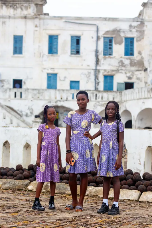 Three pupils in front of the castle