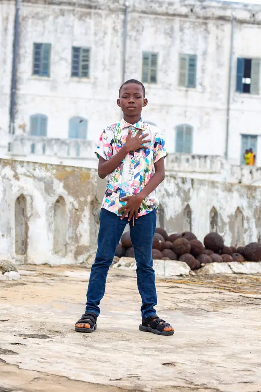 A pupil in front of the castle wall