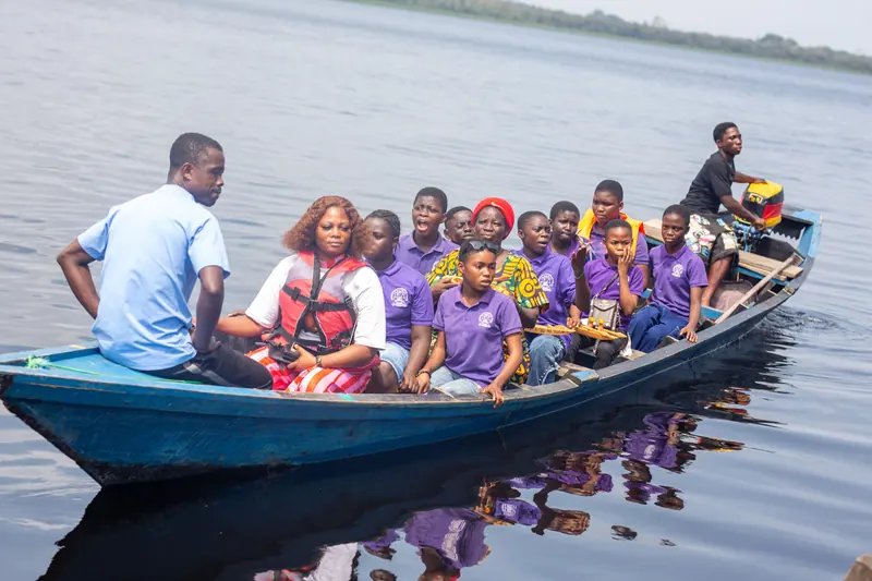 A canoe of pupils crossing the lake