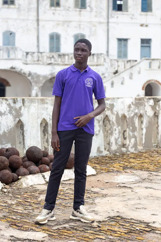 A pupil at the castle wall with the cannonballs